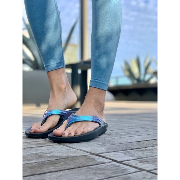 Oofos Women's Iridescent Black & Blue Oolala Luxe Flip Flops Size W10 2831 - Picture 2 of 16